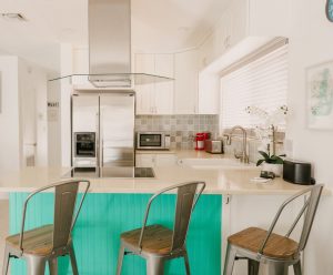 GVV Open Concept Kitchen with Breakfast Bar - Villa Victoriana Victoria Park Vacation Rentals